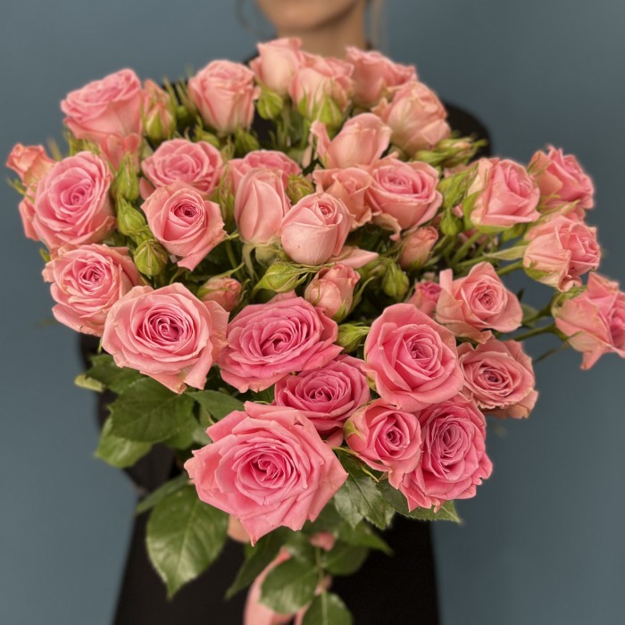 7 кустовых розовых роз Одилия 80 см