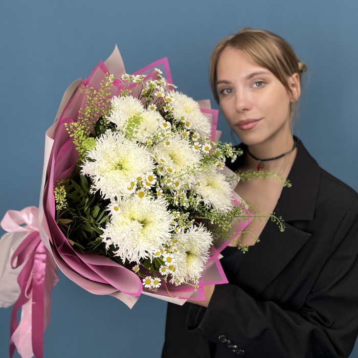 7 пушистых белых хризантем Этруско с ромашкой