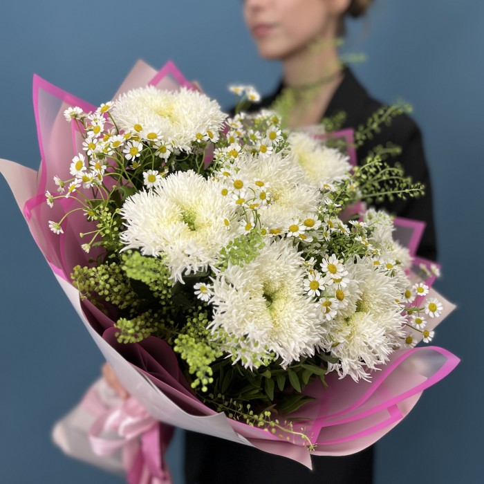 7 пушистых белых хризантем Этруско с ромашкой