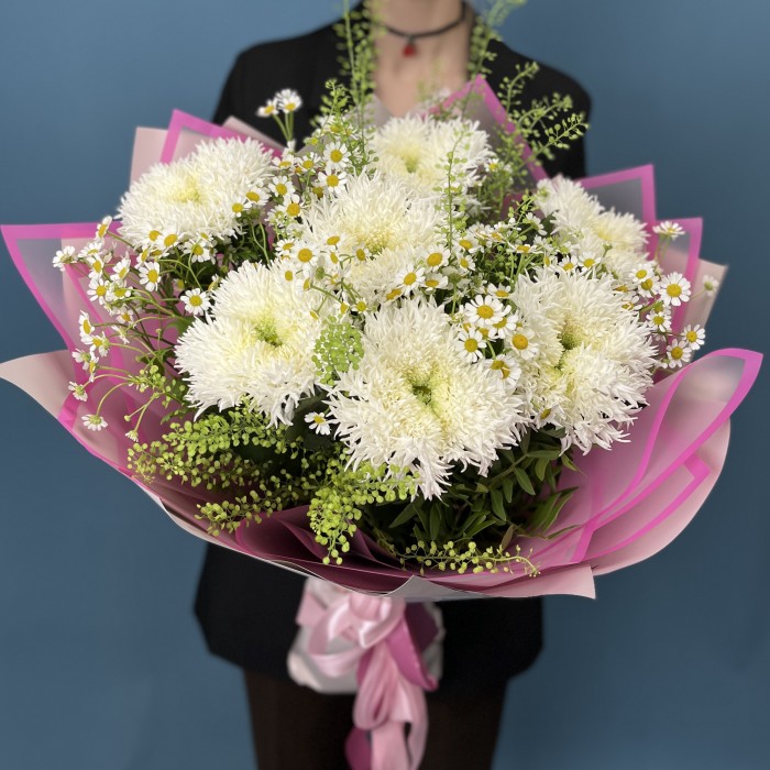 7 пушистых белых хризантем Этруско с ромашкой