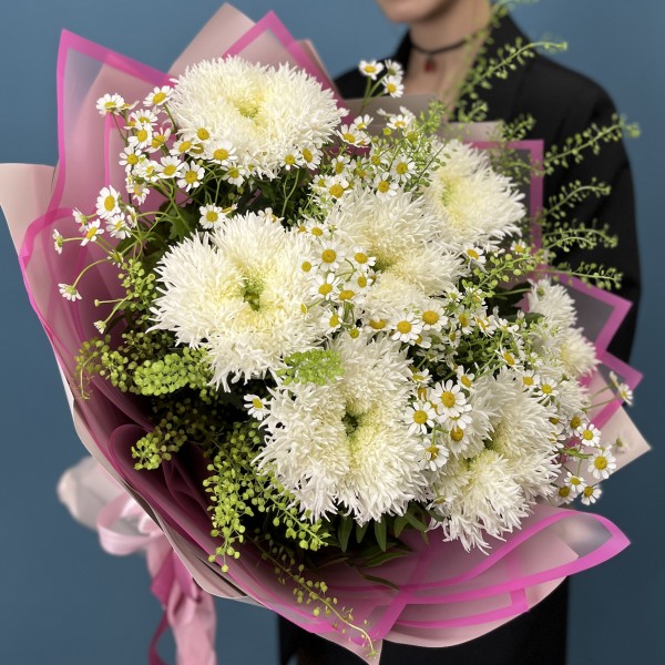 7 пушистых белых хризантем Этруско с ромашкой