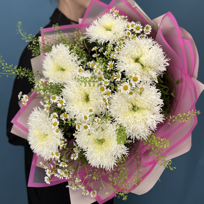 7 пушистых белых хризантем Этруско с ромашкой