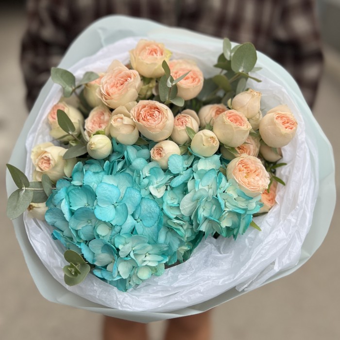 Гортензия с кустовой розой на день рождение подруги