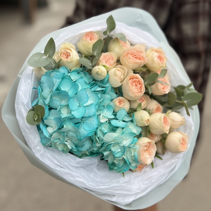 Гортензия с кустовой розой на день рождение подруги