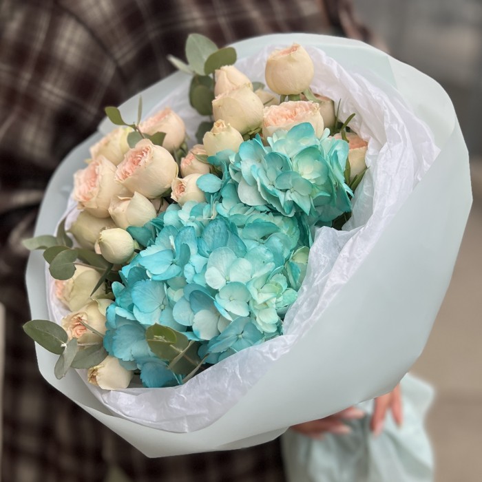 Гортензия с кустовой розой на день рождение подруги