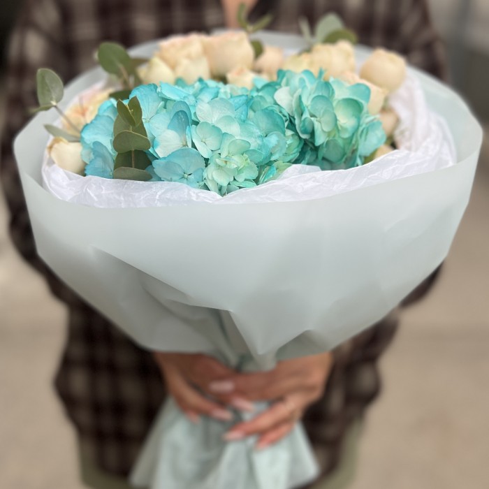 Гортензия с кустовой розой на день рождение подруги