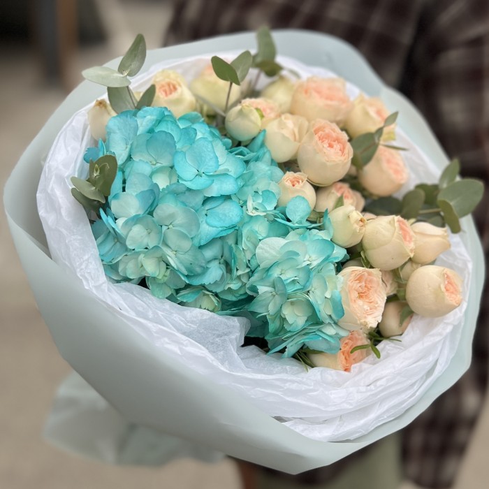 Гортензия с кустовой розой на день рождение подруги