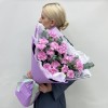 25 сиреневых гвоздик с эвкалиптом