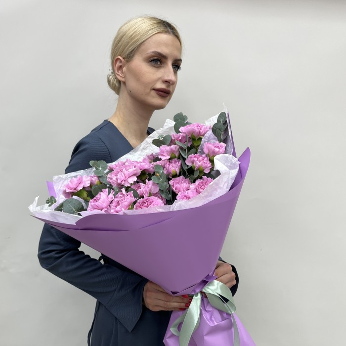 25 сиреневых гвоздик с эвкалиптом