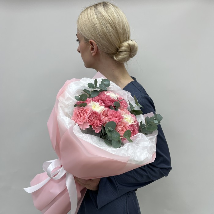 Нежная гвоздика в упаковке