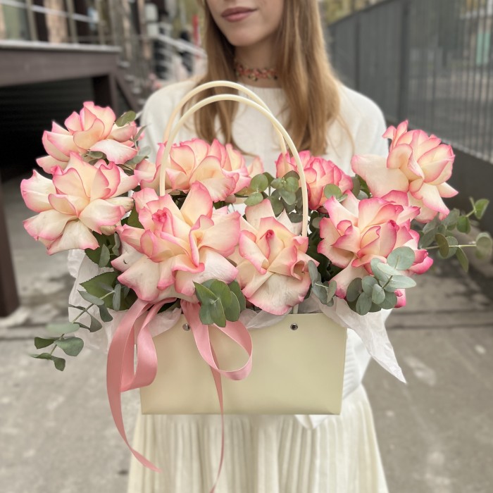 9 пышных роз Джумилия в сумочке