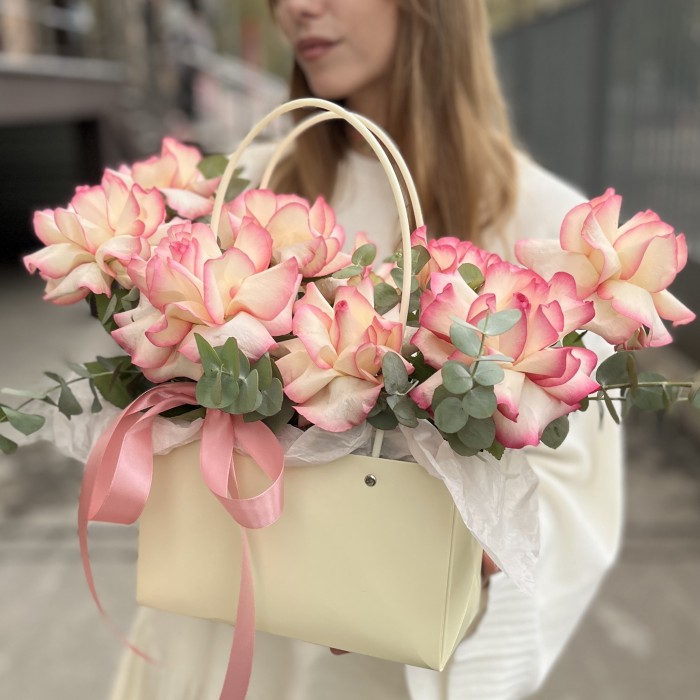 9 пышных роз Джумилия в сумочке