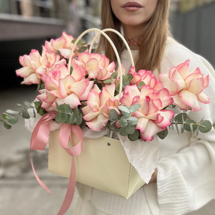 9 пышных роз Джумилия в сумочке