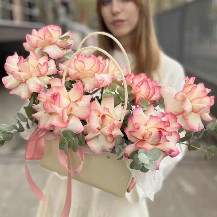 9 пышных роз Джумилия в сумочке