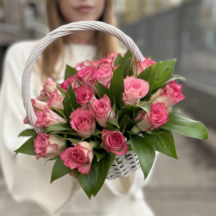 25 роз Дабл Дейт в корзине