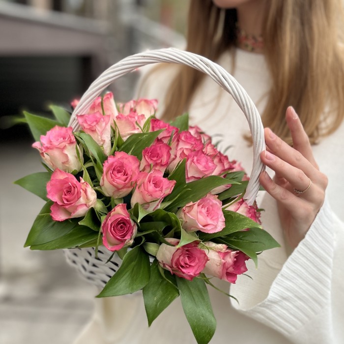 25 роз Дабл Дейт в корзине