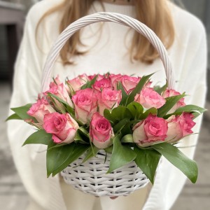 25 роз Дабл Дейт в корзине