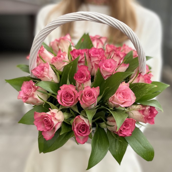 25 роз Дабл Дейт в корзине