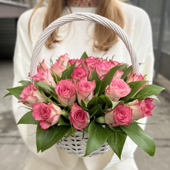 25 роз Дабл Дейт в корзине