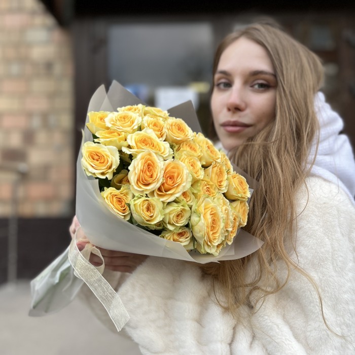 11 кустовых желтых роз Бандолера