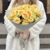 11 кустовых желтых роз Бандолера 50 см