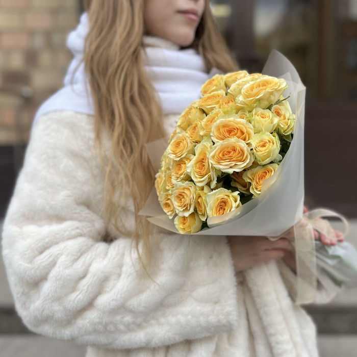 11 кустовых желтых роз Бандолера