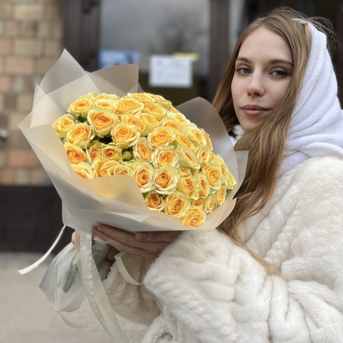 25 желтых кустовых пионовидных роз Бандолера