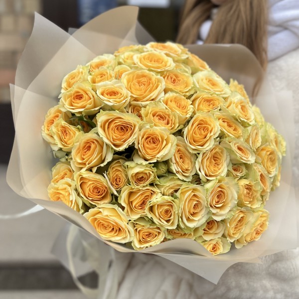 25 желтых кустовых пионовидных роз Бандолера