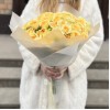 25 желтых кустовых пионовидных роз Бандолера 50 см