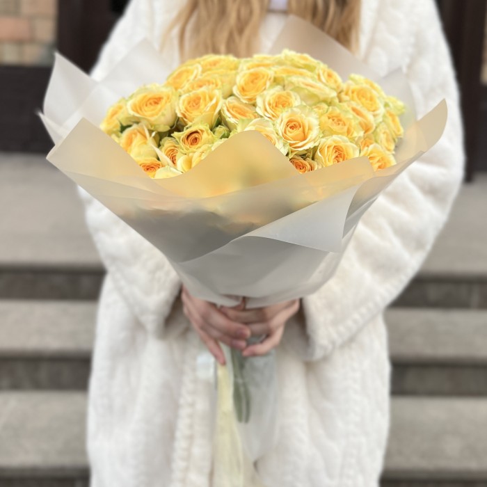 25 желтых кустовых пионовидных роз Бандолера