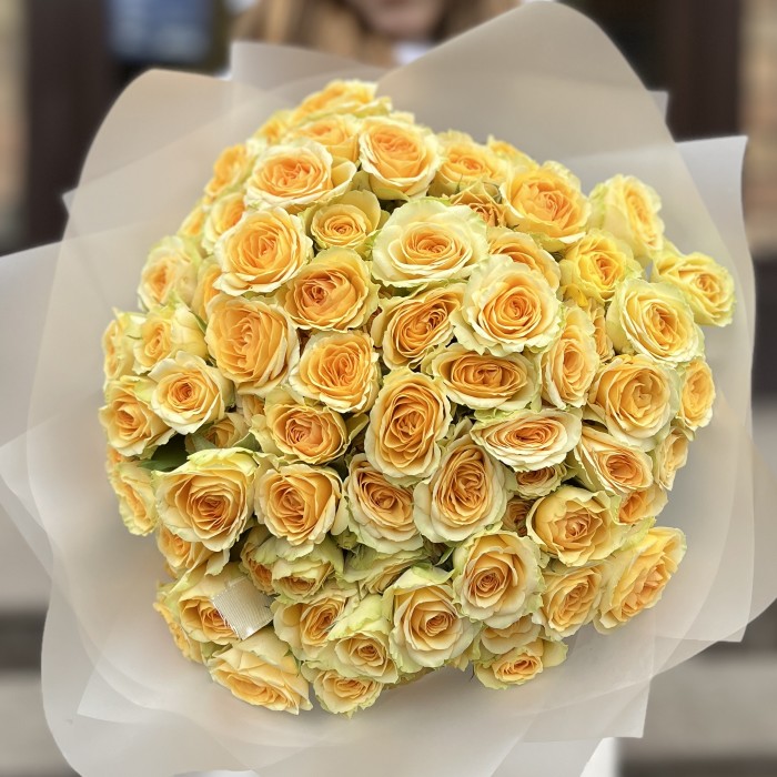 25 желтых кустовых пионовидных роз Бандолера