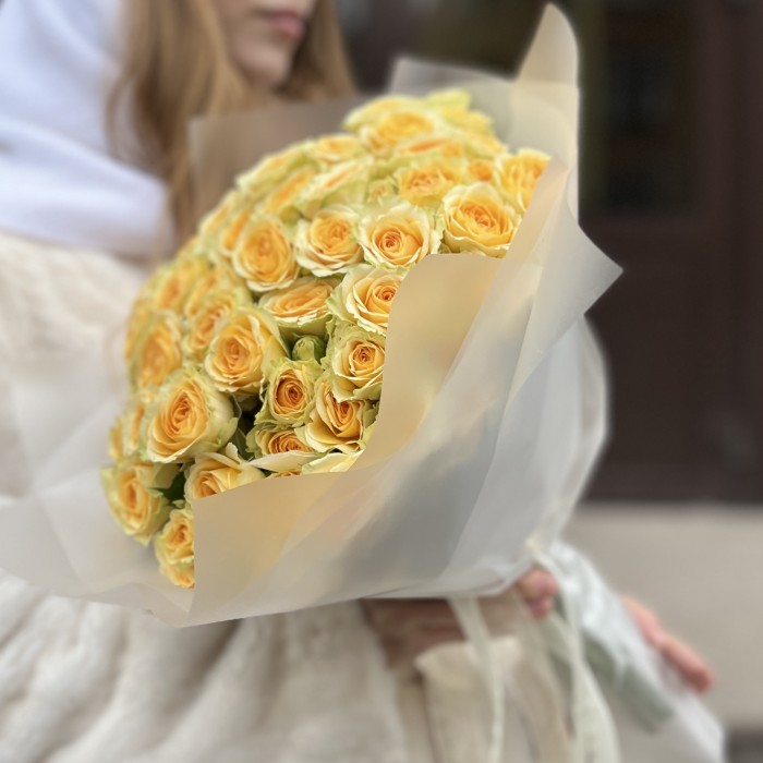 25 желтых кустовых пионовидных роз Бандолера