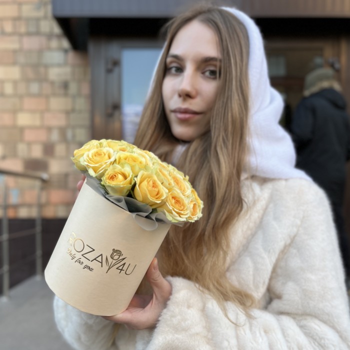 5 желтых пионовидных роз Бандолера в коробке