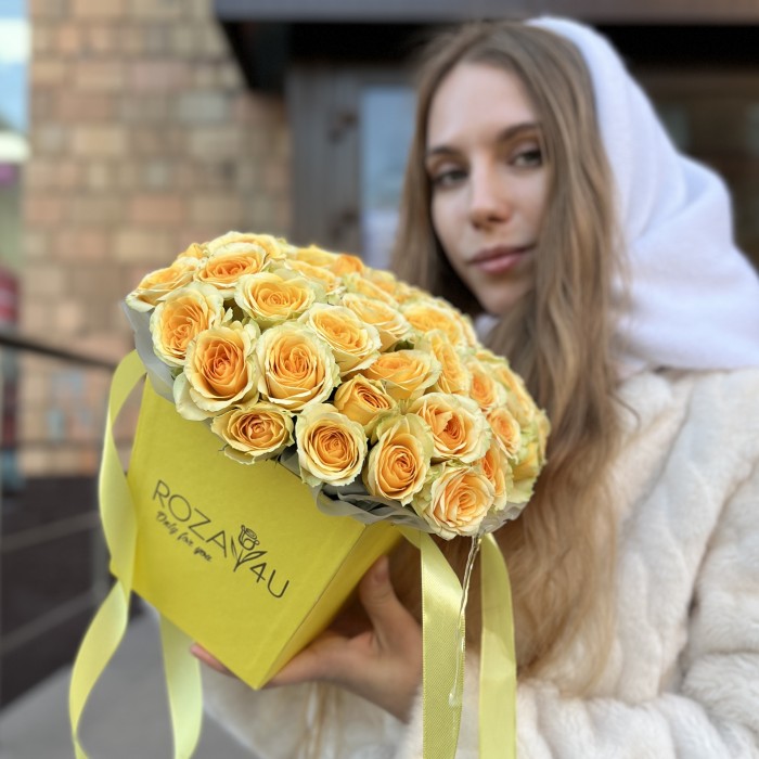 7 желтых пионовидных роз Бандолера в коробке