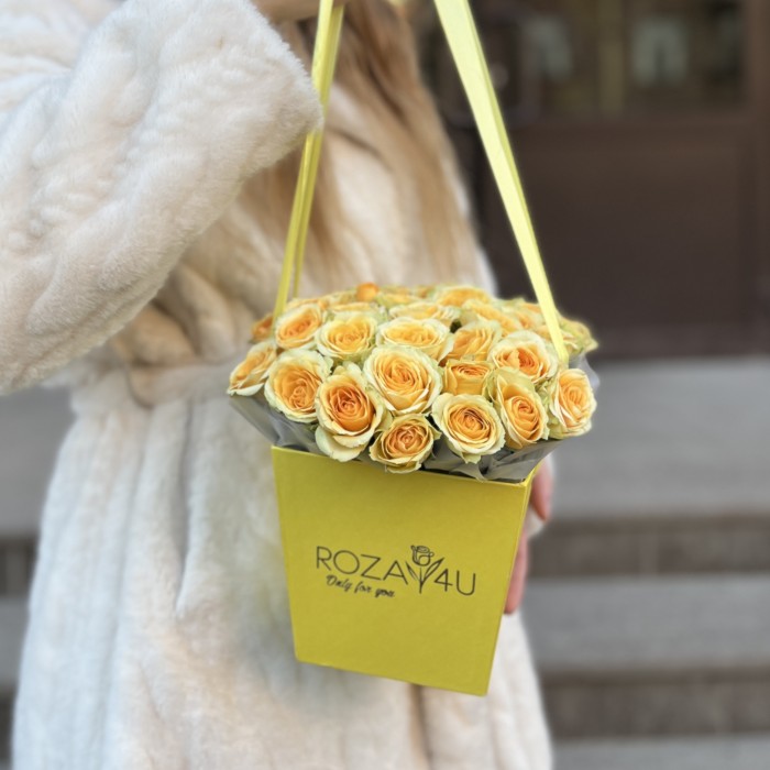 7 желтых пионовидных роз Бандолера в коробке
