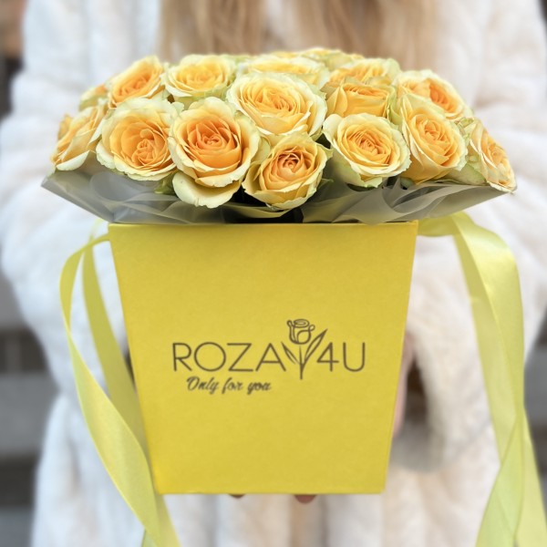 7 желтых пионовидных роз Бандолера в коробке