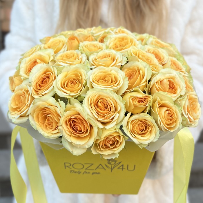 7 желтых пионовидных роз Бандолера в коробке