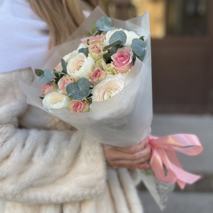 Букет ранункулюсов с розами Топ Гир