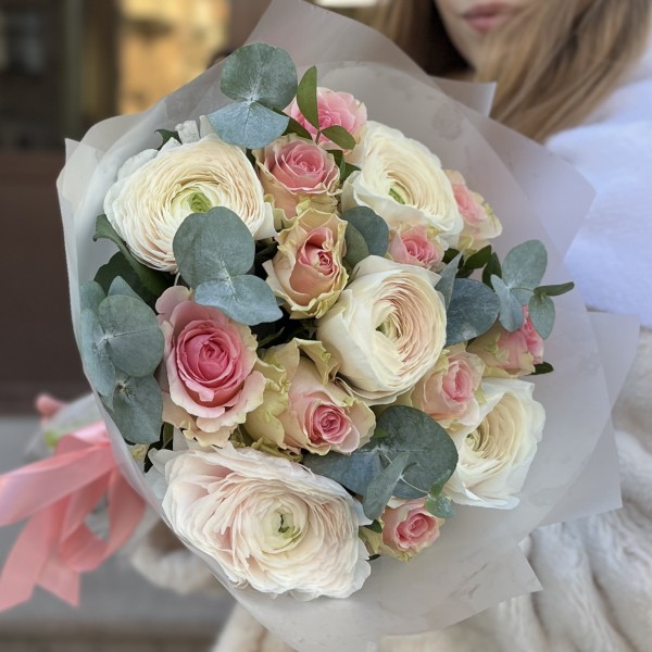 Букет ранункулюсов с розами Топ Гир