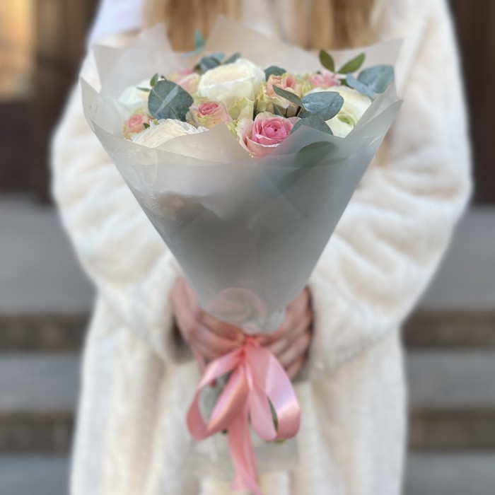 Букет ранункулюсов с розами Топ Гир