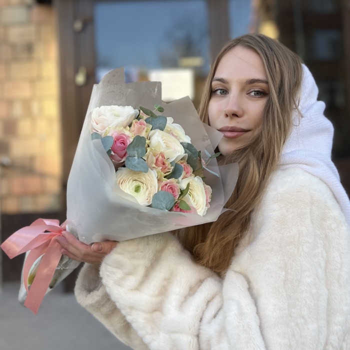 Букет ранункулюсов с розами Топ Гир