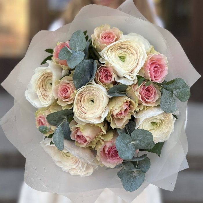 Букет ранункулюсов с розами Топ Гир