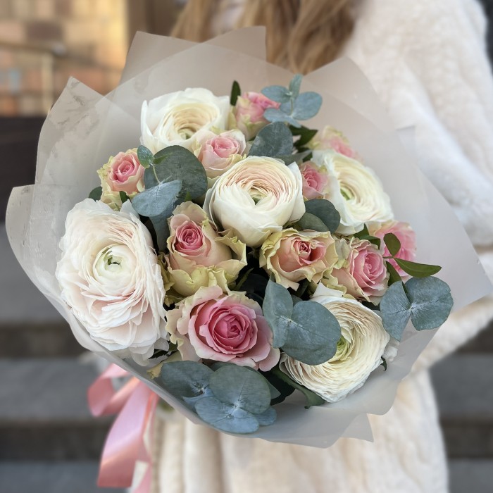 Букет ранункулюсов с розами Топ Гир