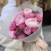 Букет розовых ранункулюсов с розами Леди Бомбастик