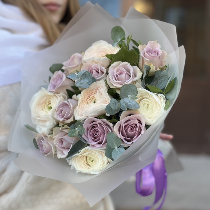 Букет ранункулюсов с сиреневыми розами Морнинг Дью