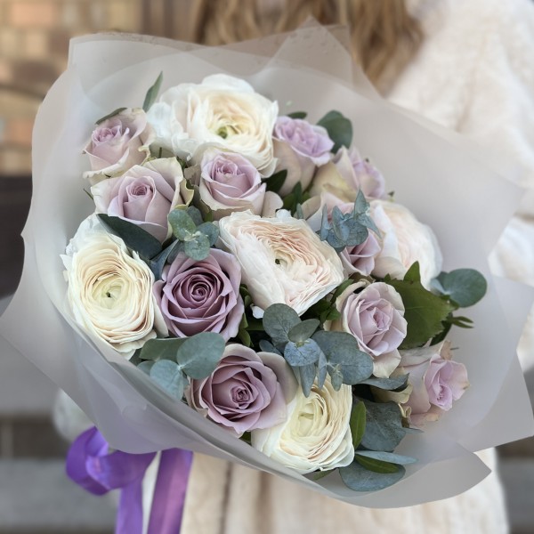 Букет ранункулюсов с сиреневыми розами Морнинг Дью
