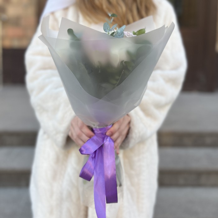 Букет ранункулюсов с сиреневыми розами Морнинг Дью