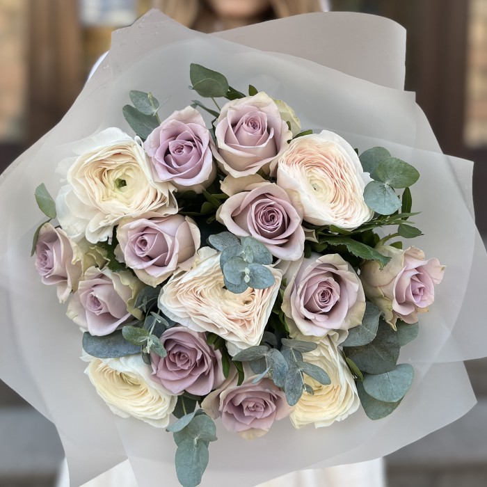 Букет ранункулюсов с сиреневыми розами Морнинг Дью