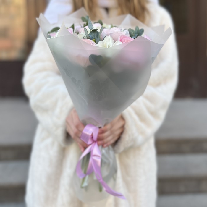 Букет розовых ранункулюсов с фрезией