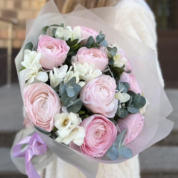 Букет розовых ранункулюсов с фрезией